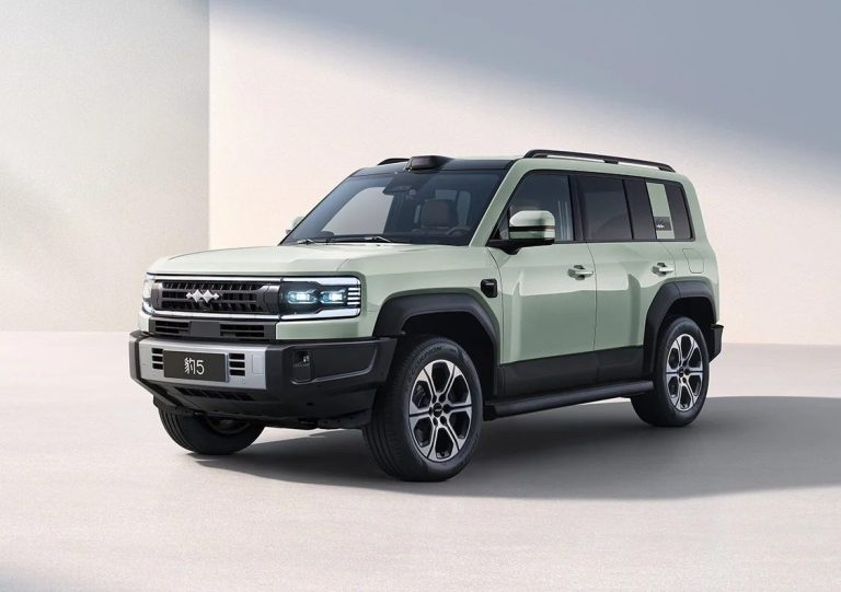 Leopard 5 in green, studio front three-quarter view