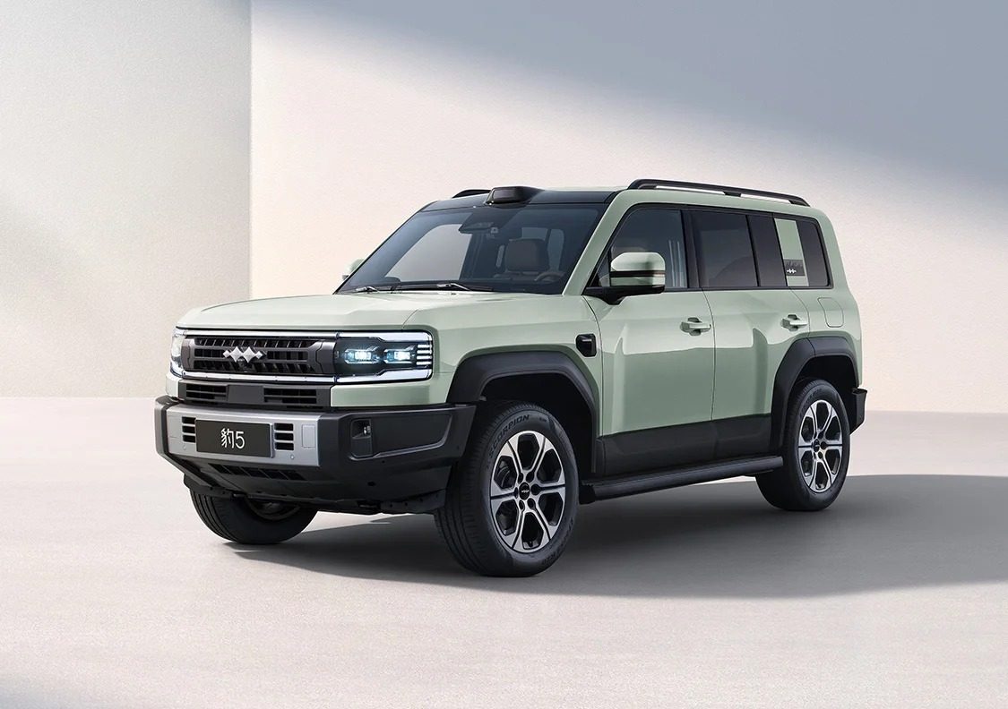 Leopard 5 in green, studio front three-quarter view