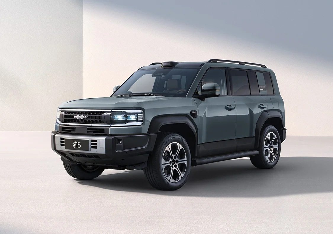 Leopard 5 in grey, studio front three-quarter view